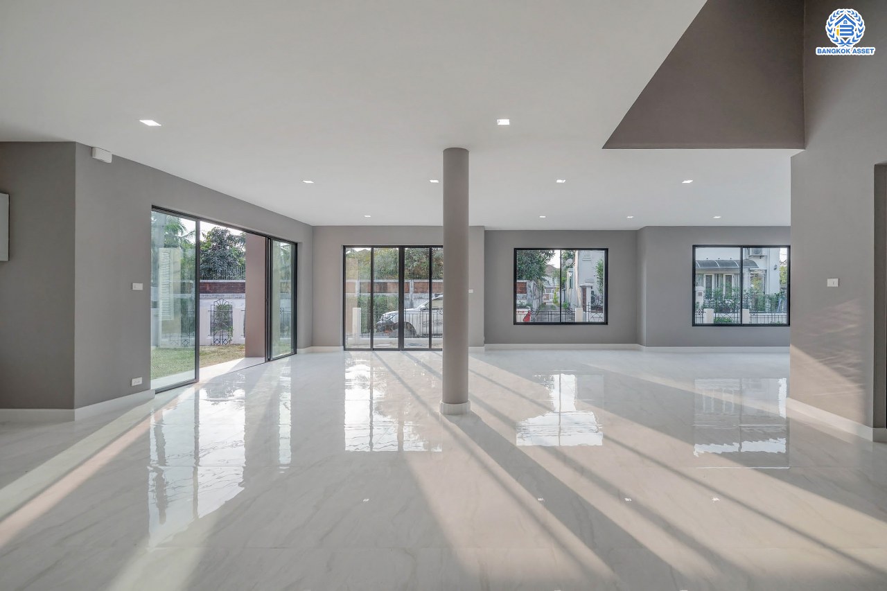 คฤหาสน์มือสองตกแต่งใหม่ โครงการ บ้านภาณุ ปิ่นเกล้า-บรมราชชนนี เนื้อที่ 142.7 ตร.ว. ฟังก์ชันจัดเต็ม 5 ห้องนอน 6 ห้องน้ำ 1 ห้องแม่บ้าน จอดรถได้ 4 คัน บนพื้นที่ใช้สอยเกือบ 451.5 ตร.ม. พร้อมพื้นที่สีเขียวสนามหญ้ากว้างขวาง ตอบโจทย์ครอบครัวใหญ่ บนทำเลศักยภาพ เชื่อมต่อทั้งถนนกาญจนาภิเษก และทางคู่ขนานลอยฟ้าบรมราชชนนี ใกล้ ม.มหิดล, สถานีขนส่งสายใต้ใหม่ และเซ็นทรัลปิ่นเกล้า